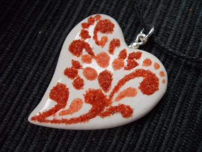 ROSSO CORALLO - CIONDOLO CUORICINO IN CERAMICA BIANCA 3010B