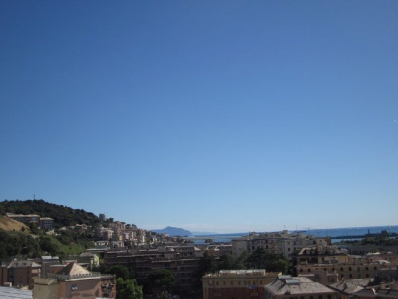 Genova Pra vendesi alloggio panoramico 60 mq con box 
