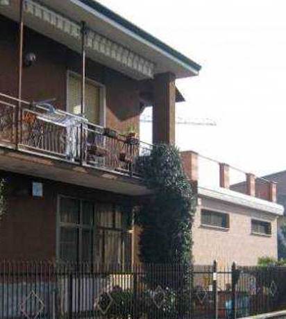 ARCORE Frazione Bernate Villa Singola con due Appartamenti