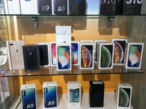 WWW.FIRSTBUYDIRECT.COM Apple iPhone XS Max Samsung S10 Plus Huawei P30 Pro e altri