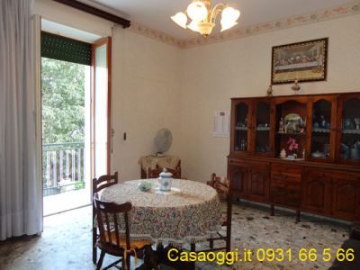 Centrale Appartamento Piano 1 vani 2 Traversa viale Teocrito bivani al primo piano di un piccolo con