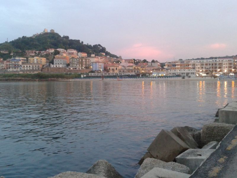 Casa vacanza incastonata tra mare e monti .