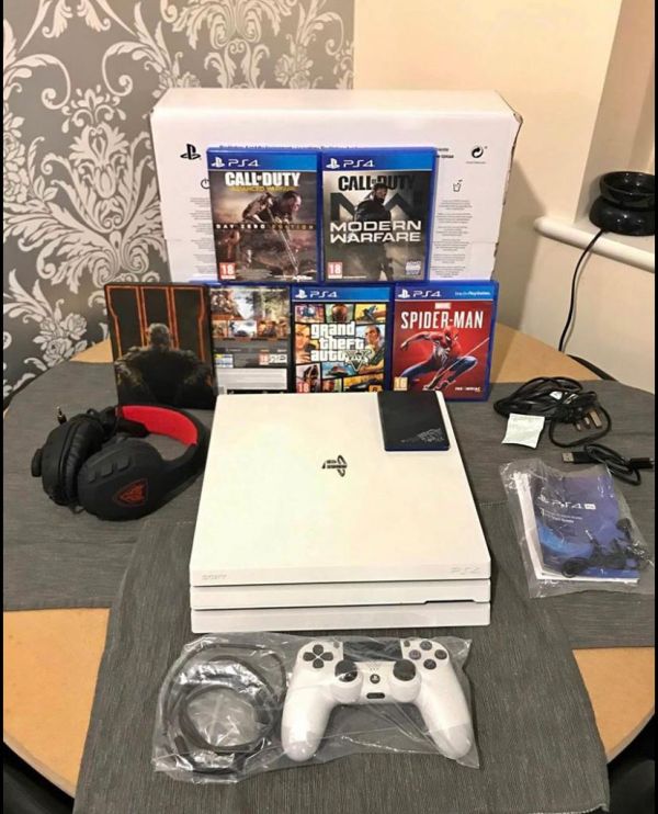Vendo ps4 pro 4 k perfetta con garanzia e scatola originale 