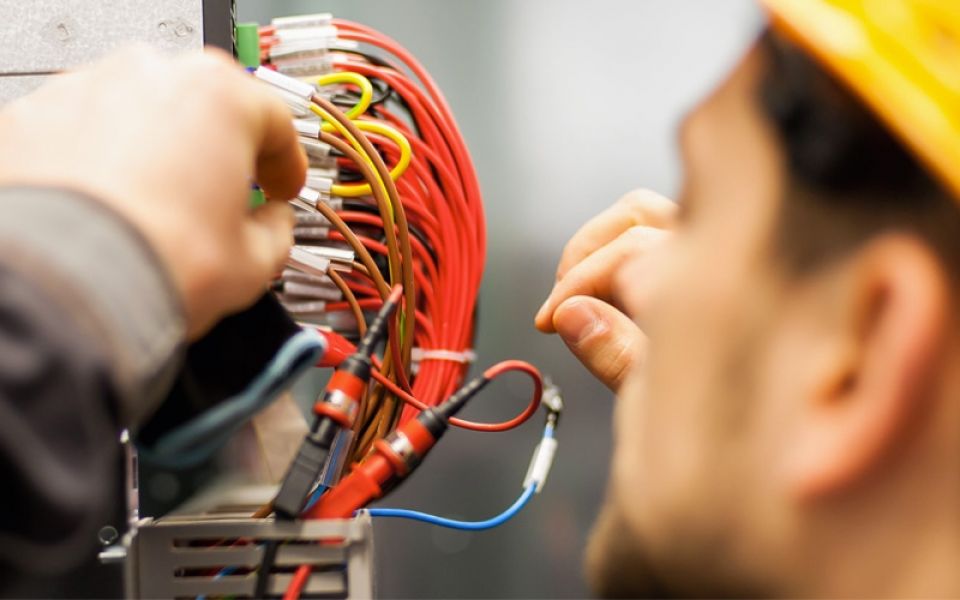 Elettricista bravo per aziende manutenzione 