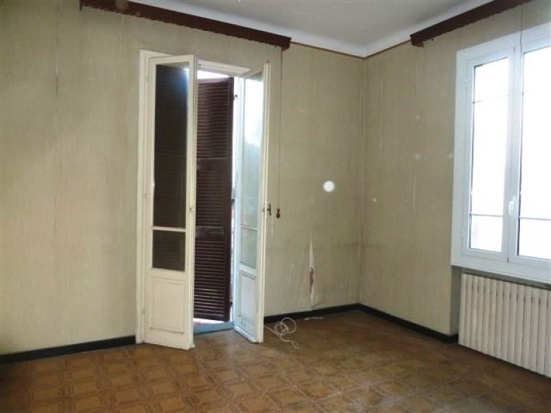 Imperia On. appartamento da sistemare con terrazzo e cortile  180.000