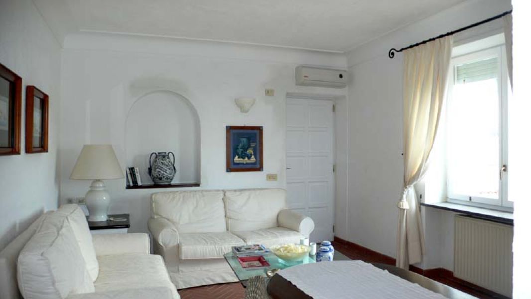 Capri. Appartamento con terrazzo panoramico in centro in vendita
