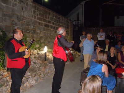 LA SERENATA CON LA POSTEGGIA E FISA SARA' UNA BELLA E GRADITA SORPRESA PER LEI!