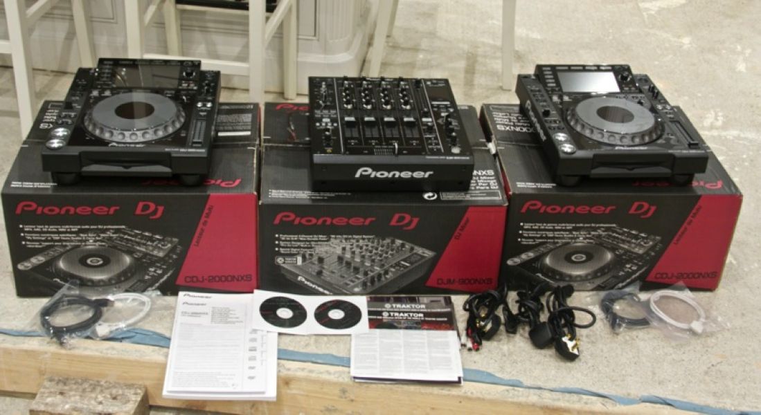 In vendita 2x Pioneer CDJ-2000 Nexus pi 1 DJM-900 Nexus mixer