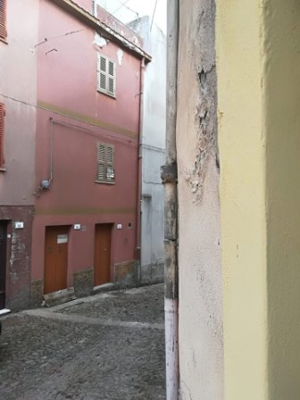Villanova Monteleone palazzina su 3 livelli da ristrutturare !!!