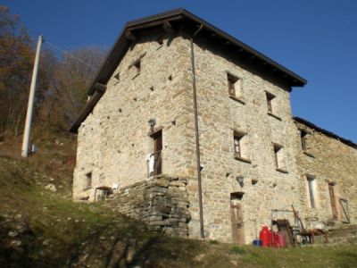 Rustico in sassi indipendente del 1500 con terreno in collina 