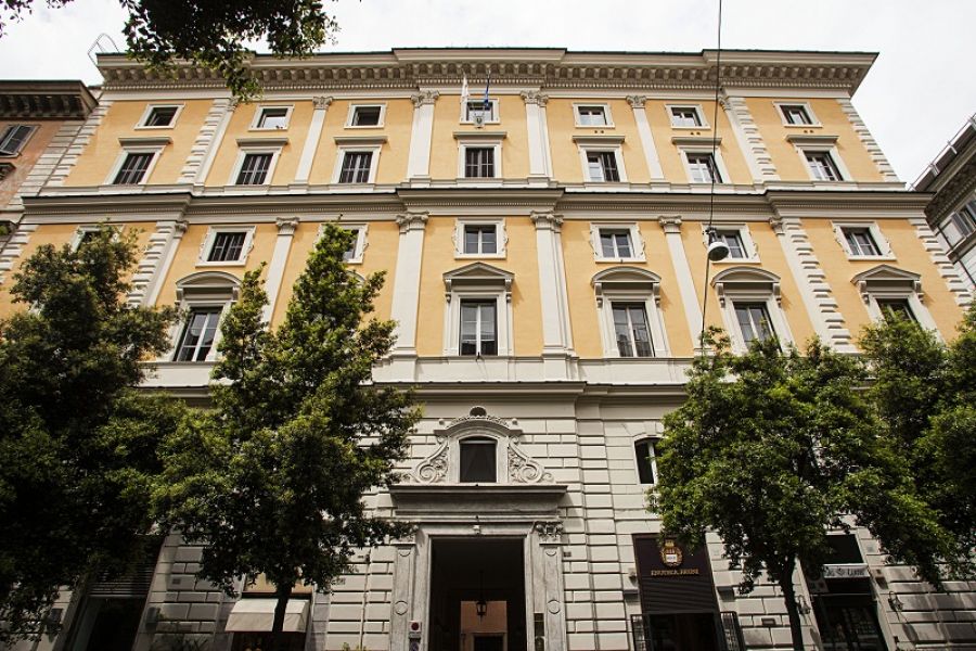 Termini ad. Barberini Roma Centro affittasi Uffici stanza uso uffficio arredato tutti i servizi 