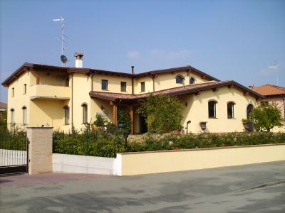 Villa indipendente con 2 appartamenti  e giardino a Felino