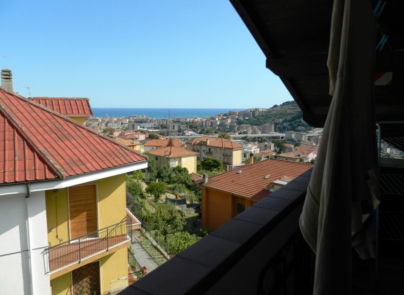 Imperia On. - Collette appartamento ristrutturato e arredato vista aperta sino al mare  195.000