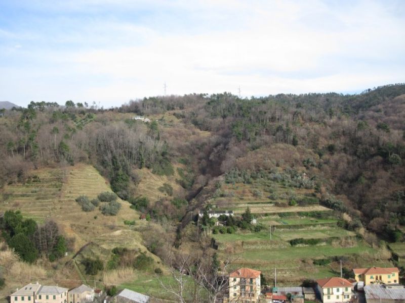 Mele (GE) vendesi alloggio con posti auto e cantina 