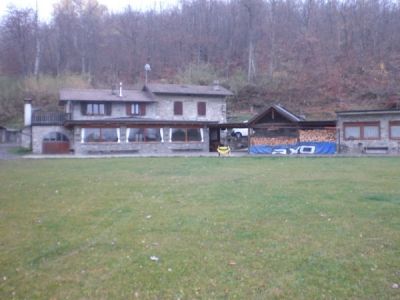 Agriturismo  con lago e ruscello  tra le colline parmensi