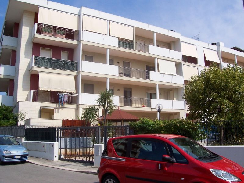 Vendesi a Conversano Appartamento in Complesso Maristella (zona Airon) con box e posto auto 